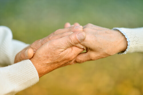 elderly_couple_holding_hands