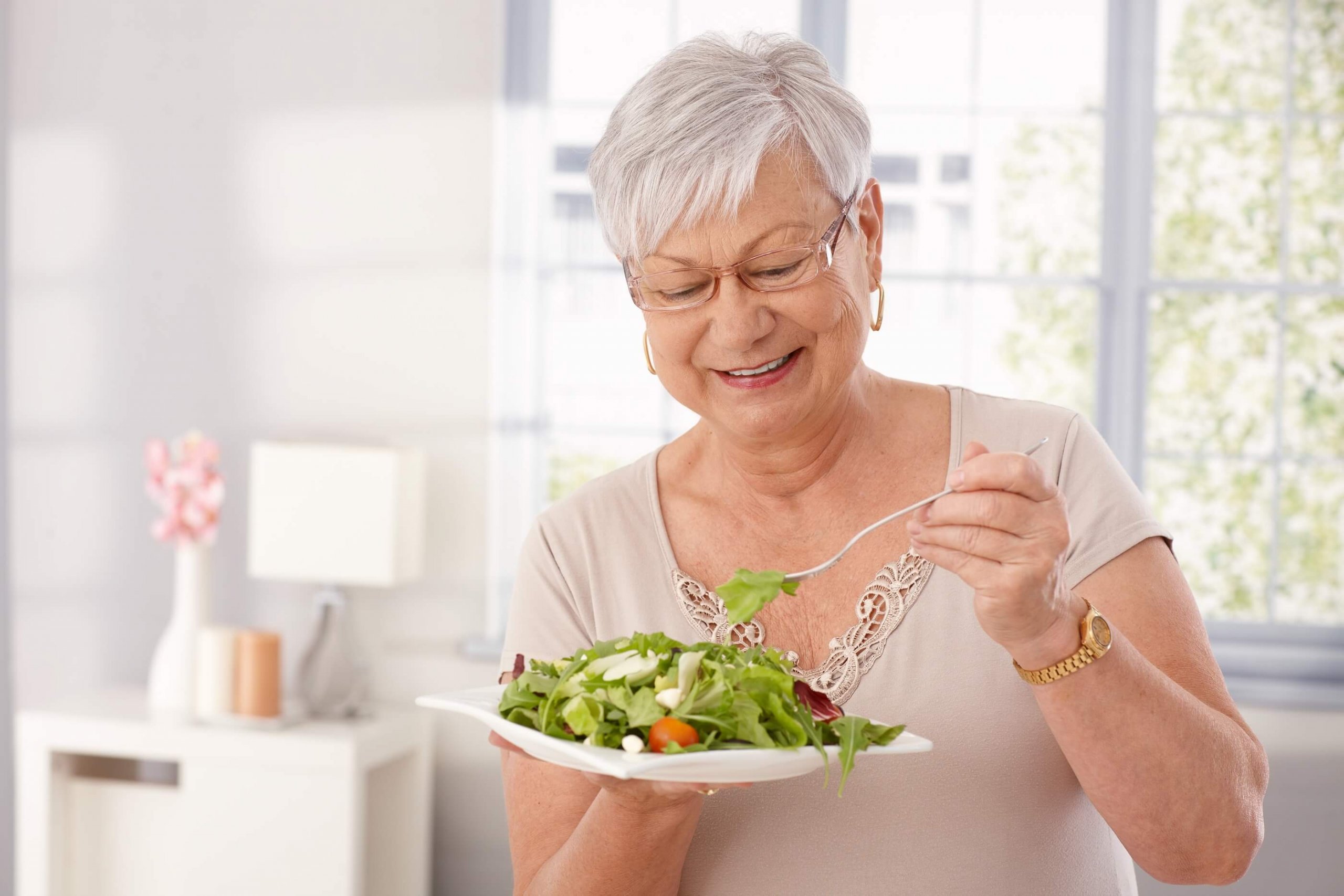 Пенсионер в 50 лет. Питание пожилых. Диетотерапия пожилых людей. Правильное питание для пожилых. Пожилая женщина с едой.
