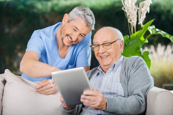 teaching-your-elderly-parents-to-use-technology-pioneer-emergency